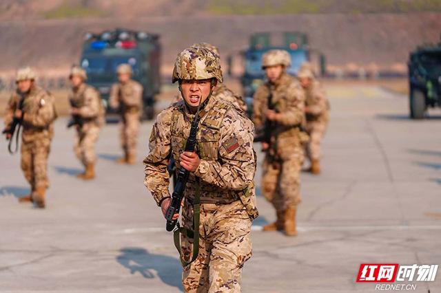向战而行 武警湖南总队打响2025年度军事训练“第一枪”-6.jpg
