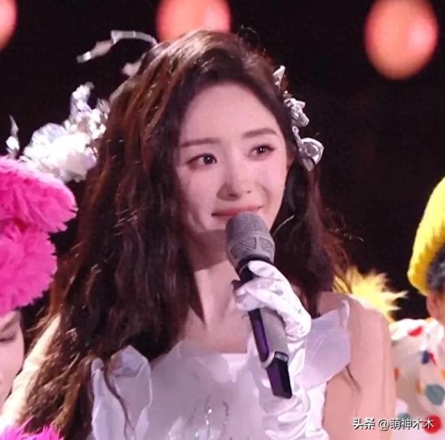 跨年晚会高清镜头下的女明星，杨幂妆花了，黄圣依脸凹，娜扎太瘦-1.jpg