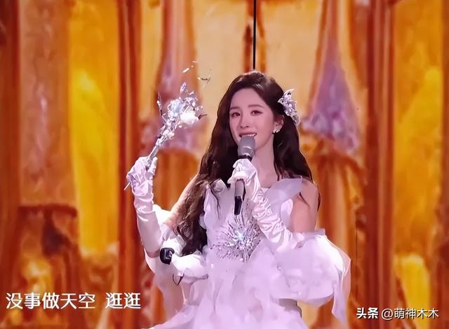 跨年晚会高清镜头下的女明星，杨幂妆花了，黄圣依脸凹，娜扎太瘦-4.jpg