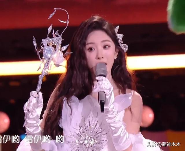跨年晚会高清镜头下的女明星，杨幂妆花了，黄圣依脸凹，娜扎太瘦-5.jpg