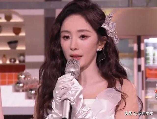 跨年晚会高清镜头下的女明星，杨幂妆花了，黄圣依脸凹，娜扎太瘦-8.jpg