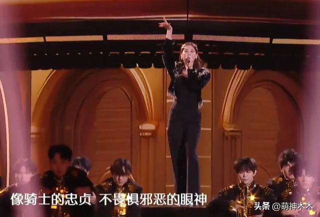 跨年晚会高清镜头下的女明星，杨幂妆花了，黄圣依脸凹，娜扎太瘦-10.jpg