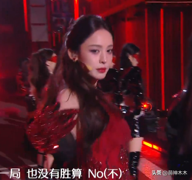 跨年晚会高清镜头下的女明星，杨幂妆花了，黄圣依脸凹，娜扎太瘦-12.jpg