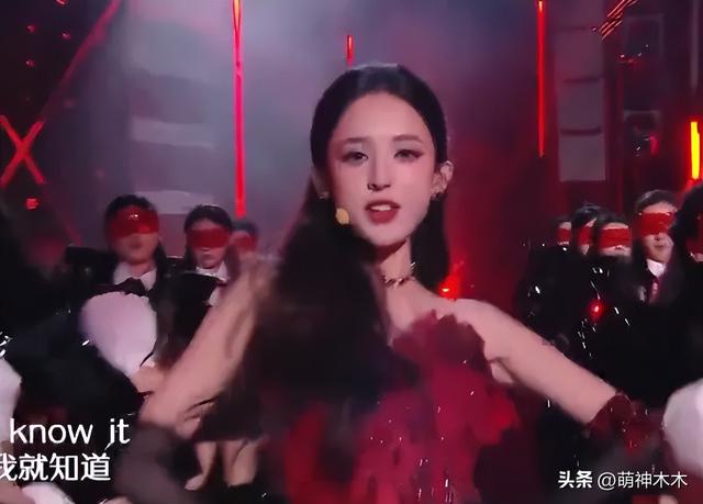 跨年晚会高清镜头下的女明星，杨幂妆花了，黄圣依脸凹，娜扎太瘦-15.jpg