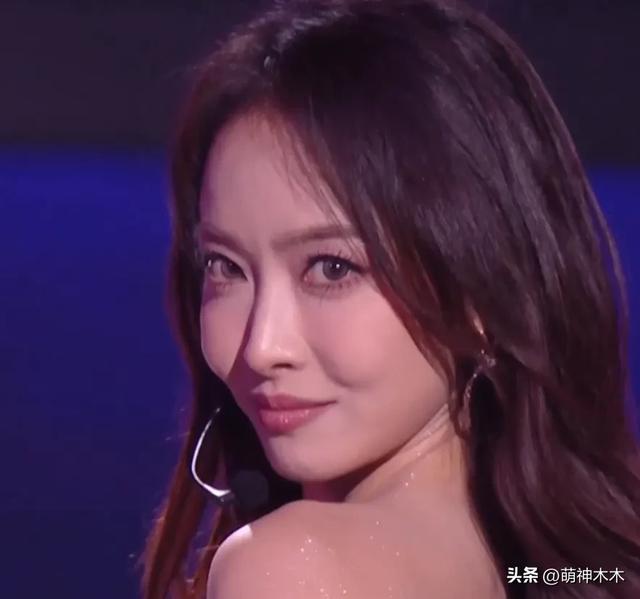 跨年晚会高清镜头下的女明星，杨幂妆花了，黄圣依脸凹，娜扎太瘦-16.jpg