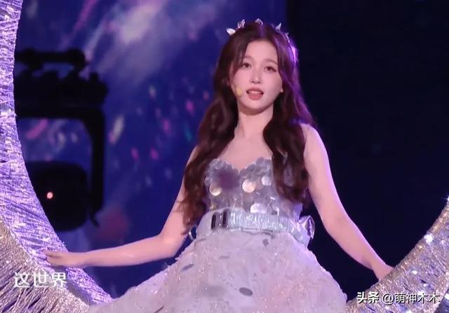 跨年晚会高清镜头下的女明星，杨幂妆花了，黄圣依脸凹，娜扎太瘦-18.jpg