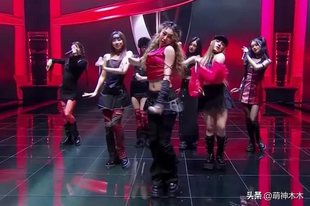 跨年晚会高清镜头下的女明星，杨幂妆花了，黄圣依脸凹，娜扎太瘦-19.jpg