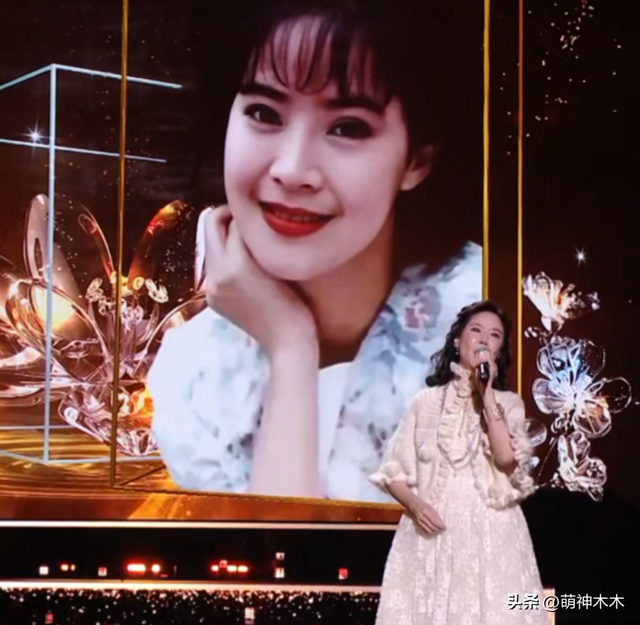 跨年晚会高清镜头下的女明星，杨幂妆花了，黄圣依脸凹，娜扎太瘦-25.jpg
