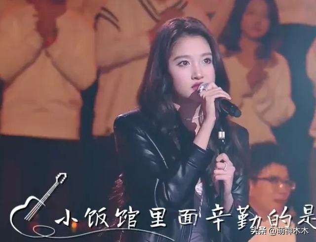 跨年晚会高清镜头下的女明星，杨幂妆花了，黄圣依脸凹，娜扎太瘦-28.jpg
