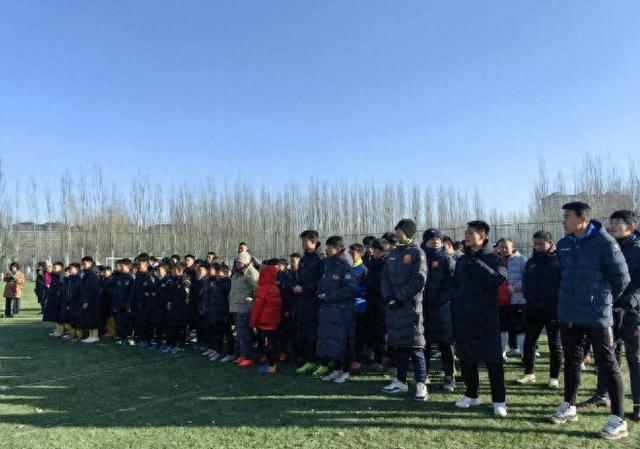 10年足球之约 内蒙古草上飞踢球贺岁-1.jpg