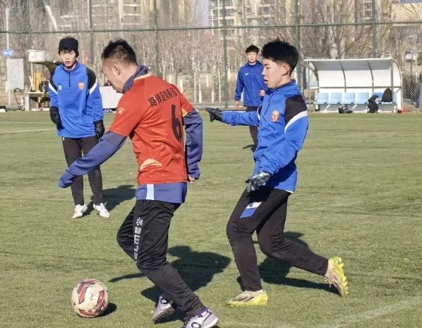 10年足球之约 内蒙古草上飞踢球贺岁-3.jpg