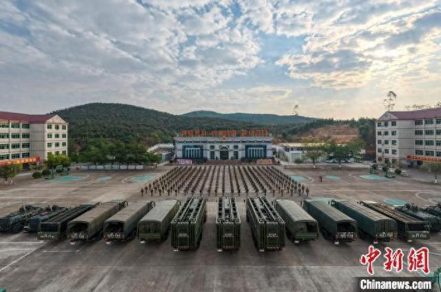 广西柳州武警官兵吹响新年度军事训练集结号-1.jpg