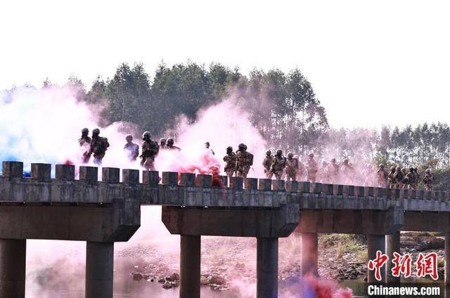 广西柳州武警官兵吹响新年度军事训练集结号-5.jpg