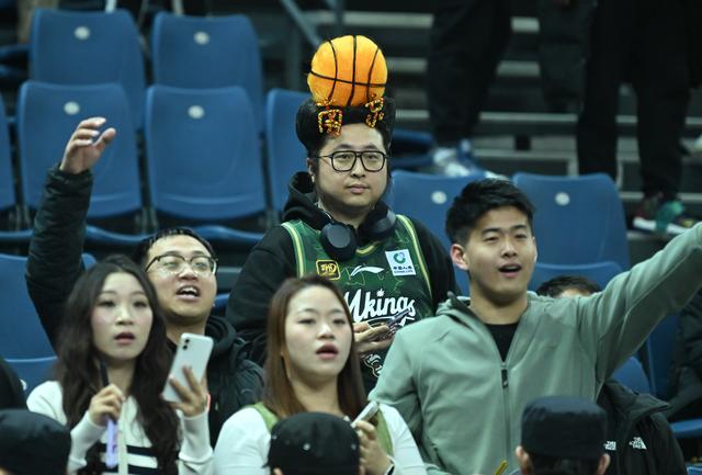 （体育）篮球——CBA常规赛：天津先行者不敌南京头排苏酒-1.jpg