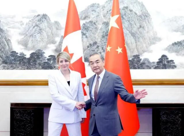 美国一声令下，加拿大从8路发起攻击，对华征税100%，中资已撤离-2.jpg