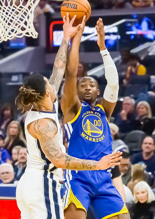 （体育）篮球——NBA常规赛：勇士胜灰熊-7.jpg