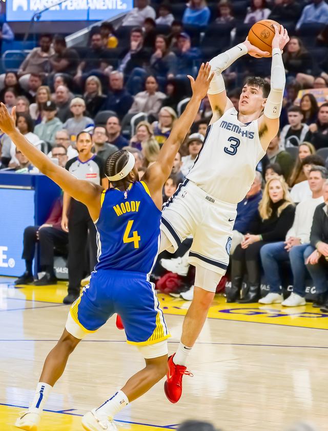 （体育）篮球——NBA常规赛：勇士胜灰熊-2.jpg