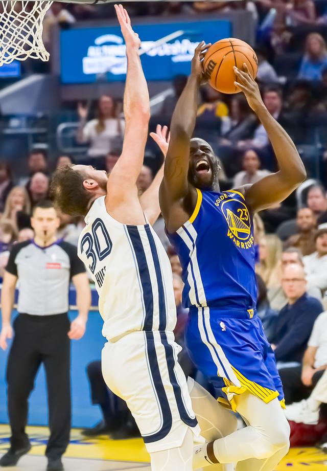 （体育）篮球——NBA常规赛：勇士胜灰熊-3.jpg