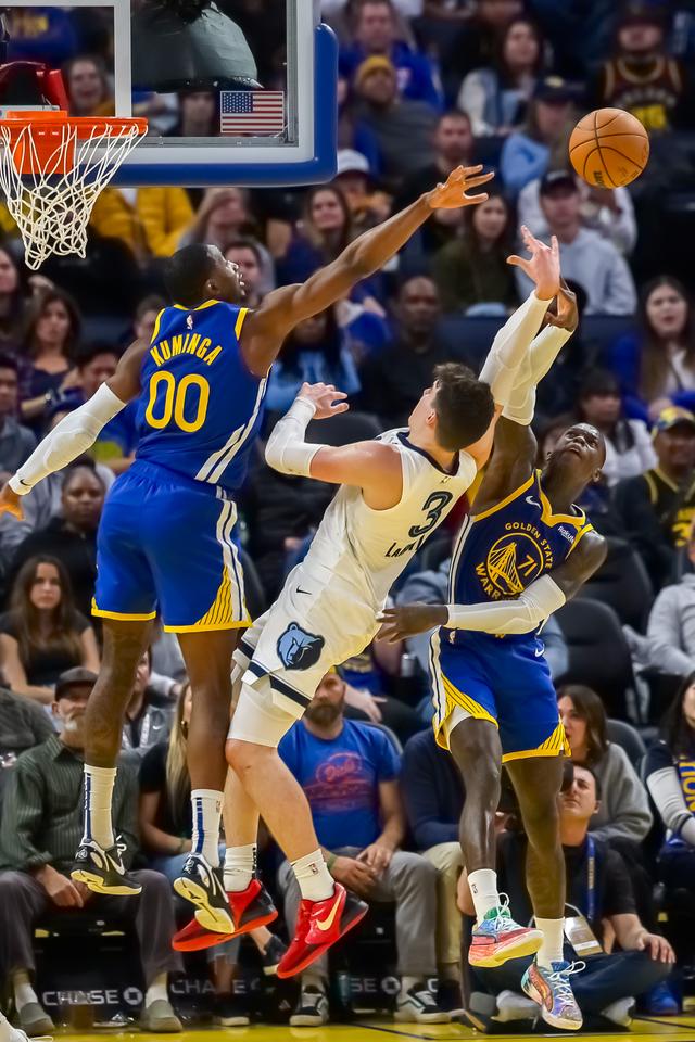 （体育）篮球——NBA常规赛：勇士胜灰熊-5.jpg