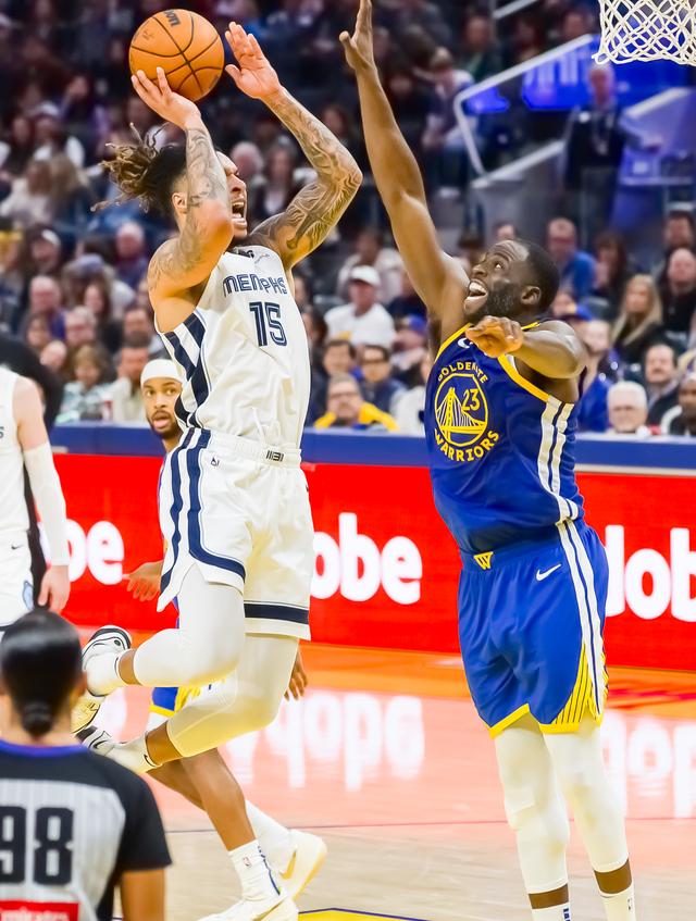 （体育）篮球——NBA常规赛：勇士胜灰熊-4.jpg