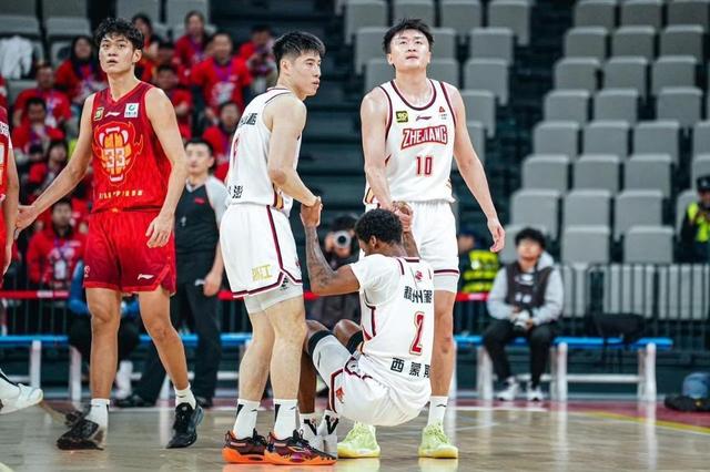 CBA排名一晚大变！大黑马回到第2，辽宁跌到第6，浙江进入前4名-6.jpg