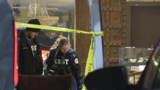 多伦多又一家珠宝店被抢：嫌犯开车直接撞开店门造成1人受伤-2.jpg