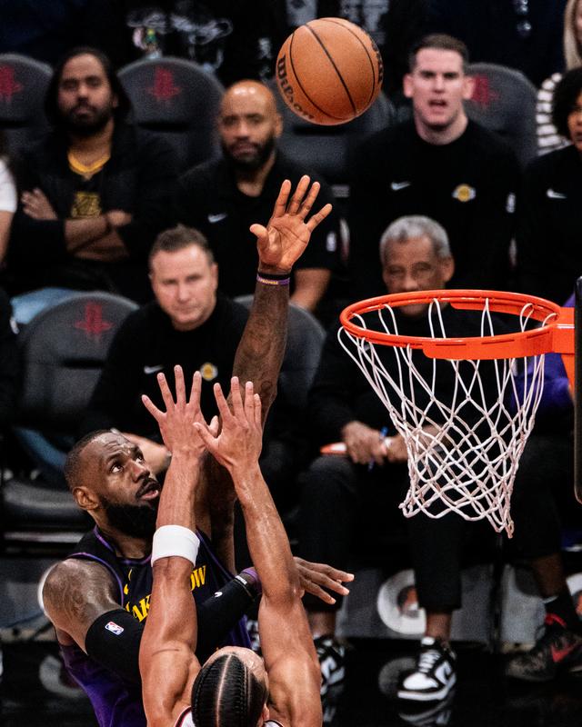 （体育）篮球——NBA常规赛：火箭胜湖人-12.jpg