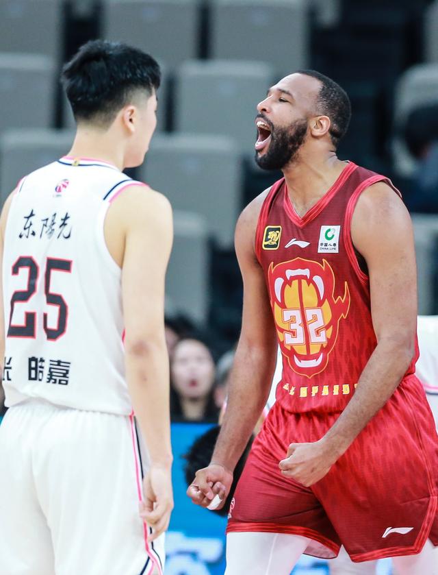 #（体育）篮球——CBA常规赛：广东东阳光胜深圳马可波罗-6.jpg