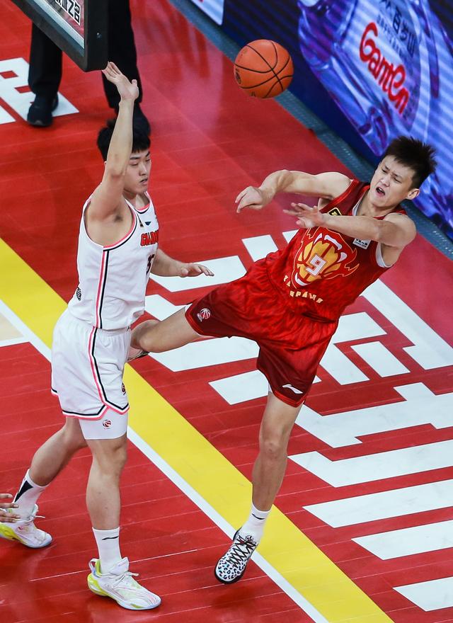#（体育）篮球——CBA常规赛：广东东阳光胜深圳马可波罗-10.jpg
