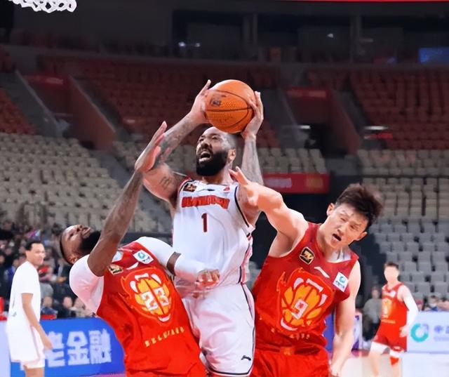 广东险胜深圳！徐杰关键抛投，小外40+14，没想到他打这么好-2.jpg