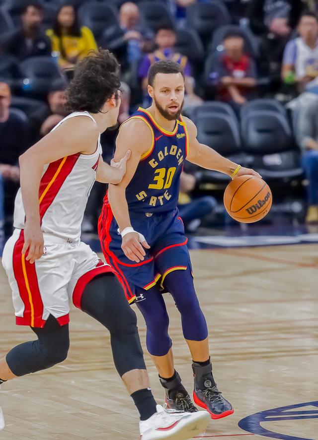 （体育）篮球——NBA常规赛：勇士不敌热火-1.jpg