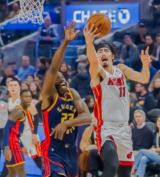 （体育）篮球——NBA常规赛：勇士不敌热火-2.jpg