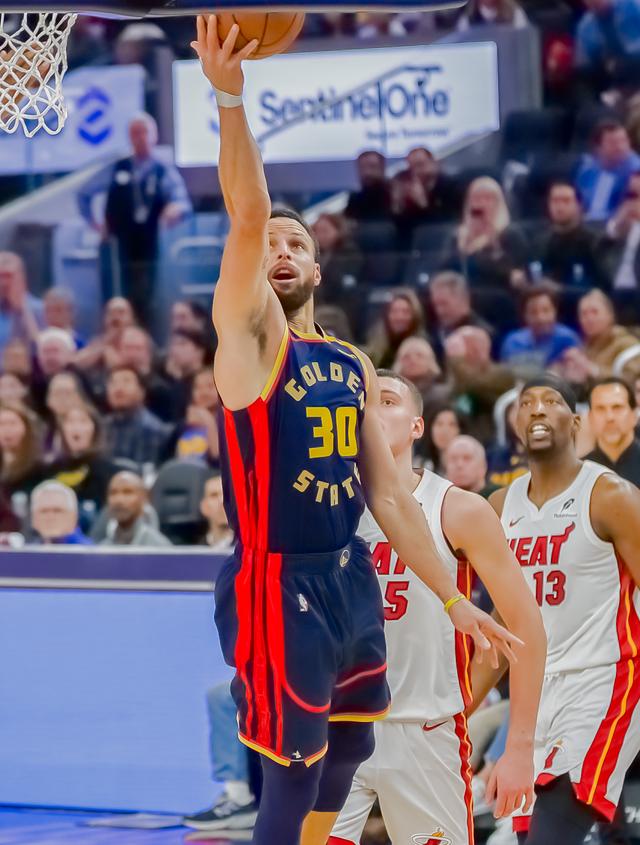 （体育）篮球——NBA常规赛：勇士不敌热火-4.jpg