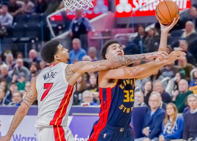 （体育）篮球——NBA常规赛：勇士不敌热火-7.jpg
